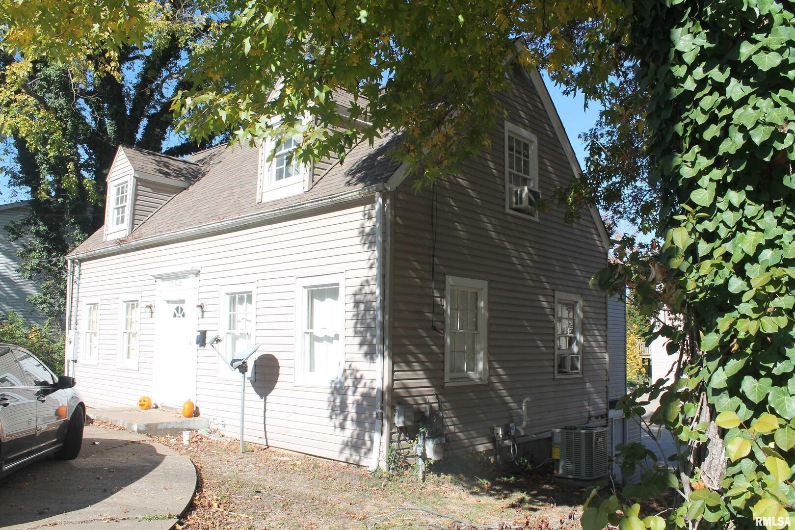 502 West Freeman Street, Unit 1 Carbondale, IL 62901 - Photo 2 of 17 a brick building with a bench and a tree