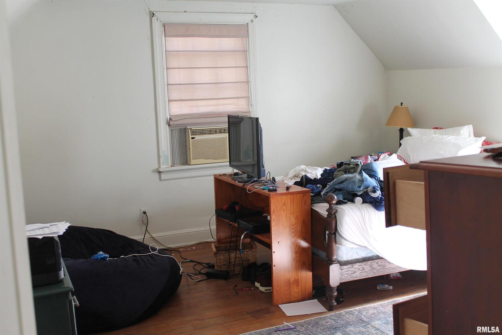 502 West Freeman Street, Unit 1 Carbondale, IL 62901 - Photo 10 of 17 a living room with furniture and a window