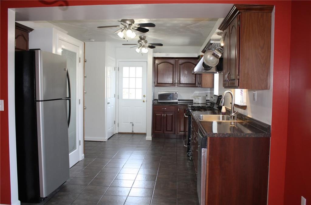 81 Bellview Circle McKees Rocks, PA 15136 - Photo 4 of 24 Spectacular Kitchen!