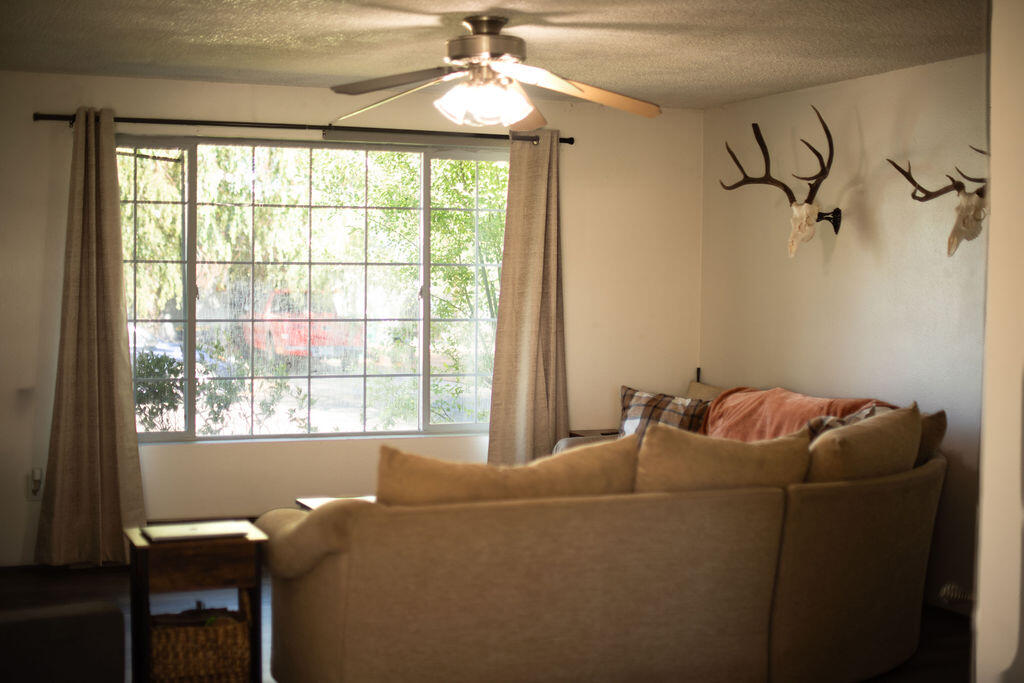 3037 Clearbrook Place Malin, OR 97632 - Photo 6 of 30 a living room with furniture and a window