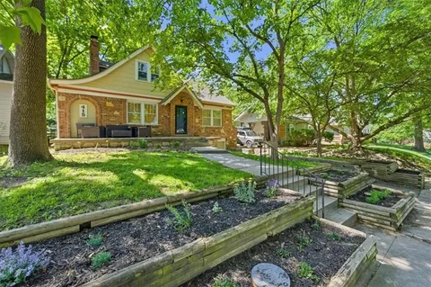 $340,000 | 415 East 70th Street, Kansas City, MO 64131