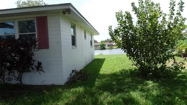 a view of back yard of the house