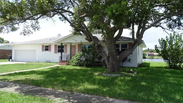 a view of a house with backyard and garden