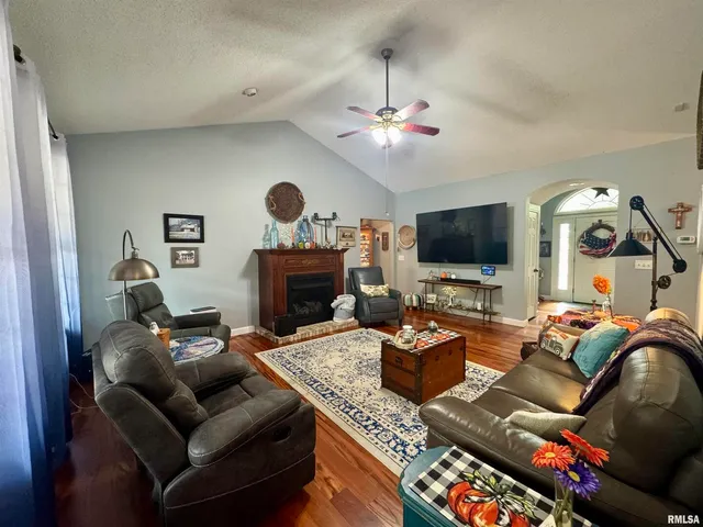 $349,900 | 17794 East Fairfield Road, Mount Vernon, IL 62864