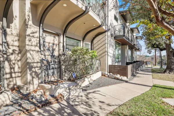 $900,000 | 206 East Live Oak Street, Unit C, Austin, TX 78704