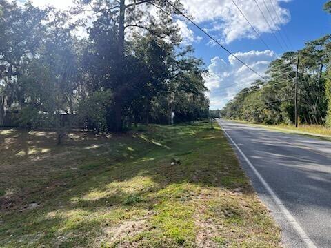 D-18 Dover Lane Freeport, FL 32439 - Photo 4 of 5 a view of a yard