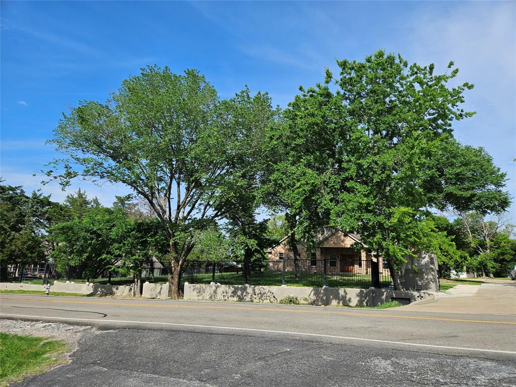 234 East Fork Road Sunnyvale, TX 75182 - Photo 22 of 32 front view of a house with a tree