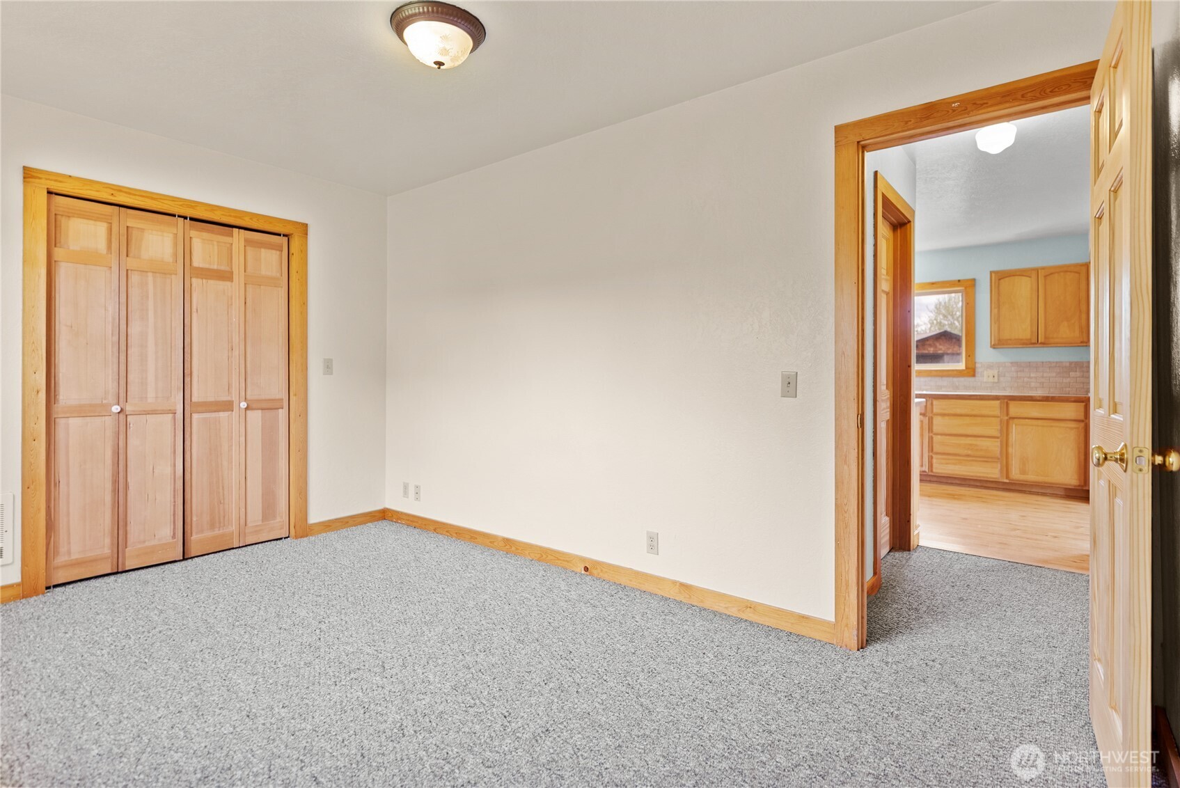 511 Bluff Street Winthrop, WA 98862 - Photo 20 of 38 an empty room with a window