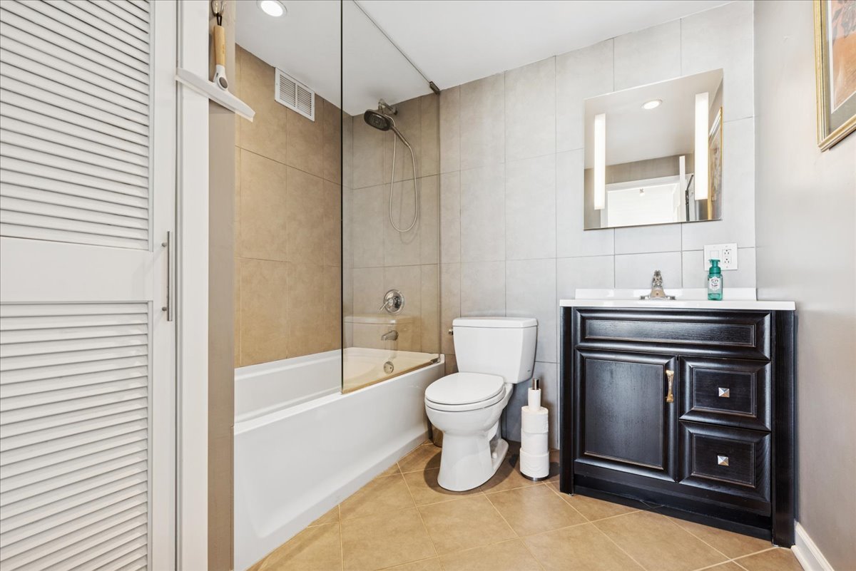 5455 North Sheridan Road, Unit 26122615 Chicago, IL 60640 - Photo 11 of 27