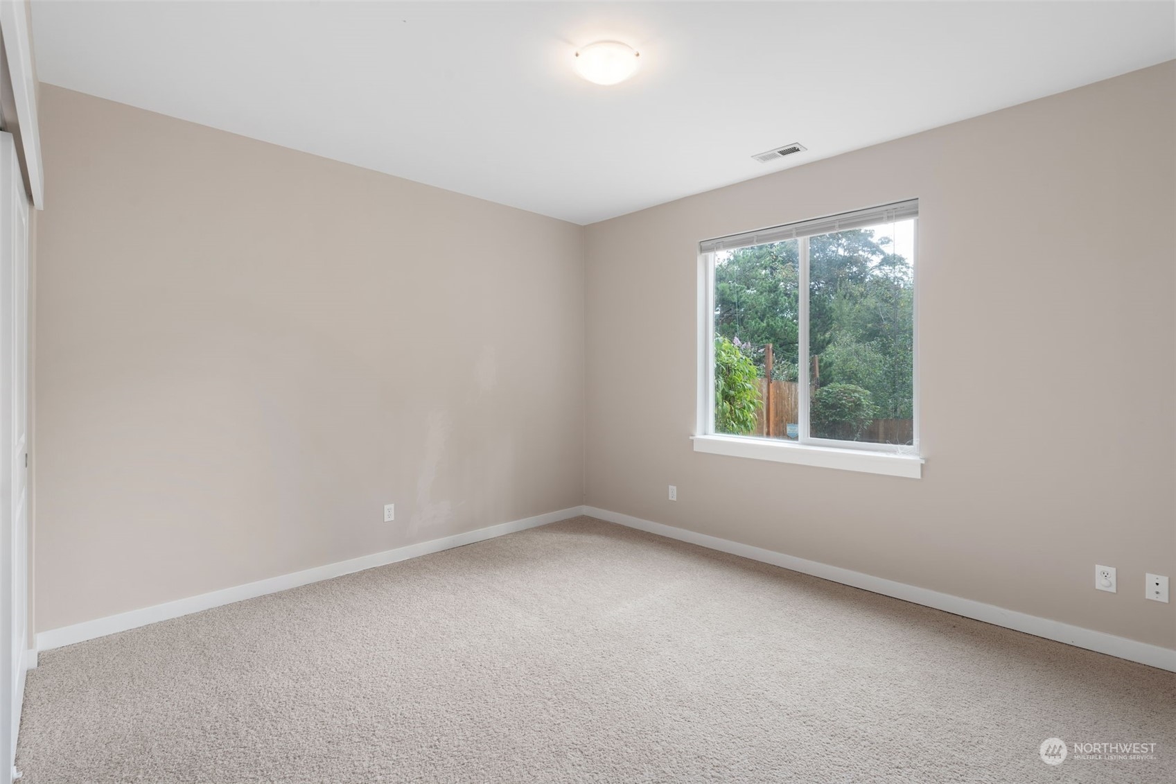 906 Jericho Place Northeast Renton, WA 98059 - Photo 33 of 39 an empty room with windows