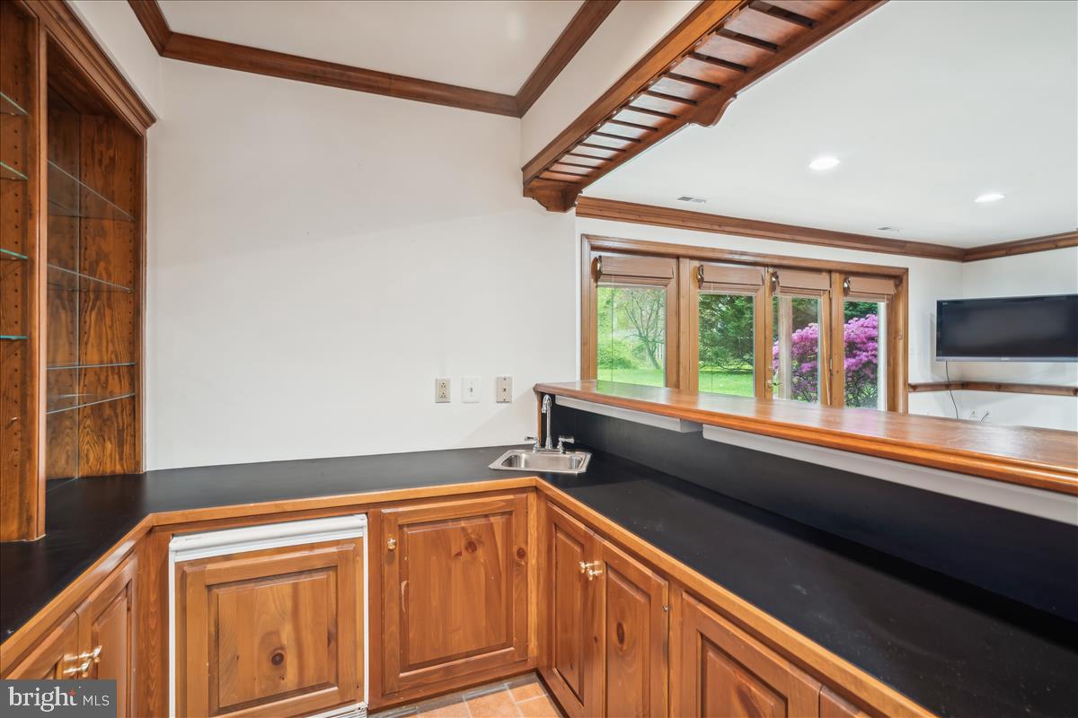 8627 Burdette Road Bethesda, MD 20817 - Photo 14 of 67 Bar