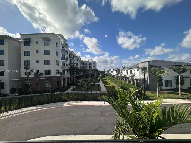a view of a yard in front of house