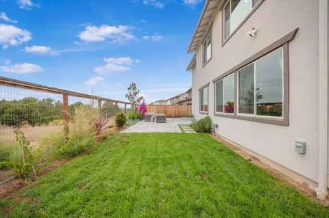 a view of an house with backyard and garden