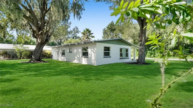 a view of a house with backyard