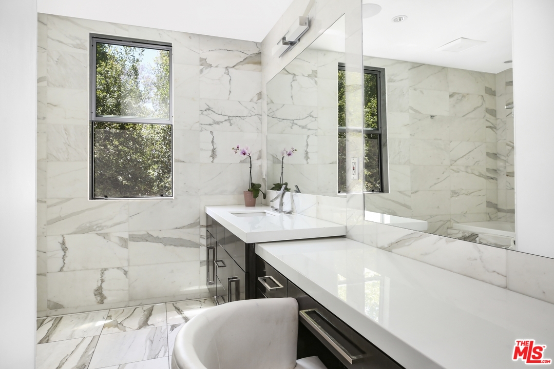 1010 North Kings Road, Unit 201 West Hollywood, CA 90069 - Photo 22 of 35