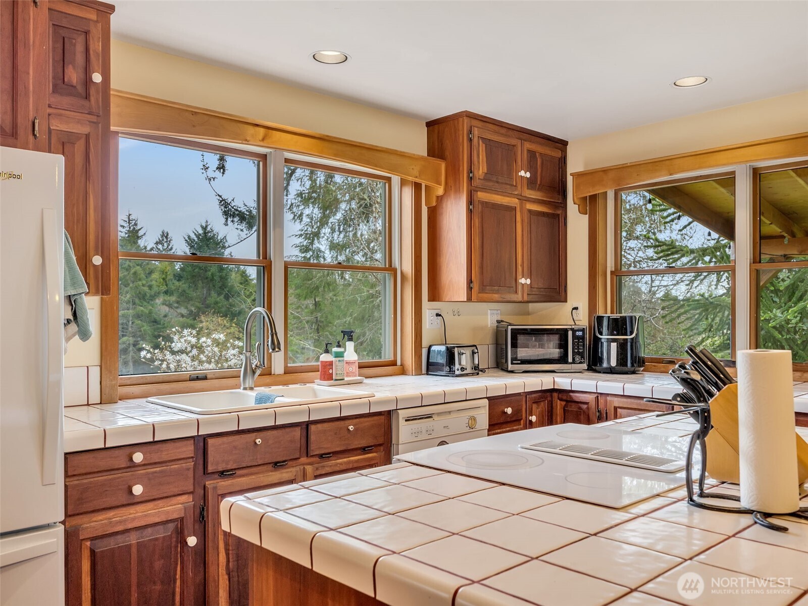 20003 Sandridge Road Long Beach, WA 98631 - Photo 17 of 39 a large white kitchen with a large window
