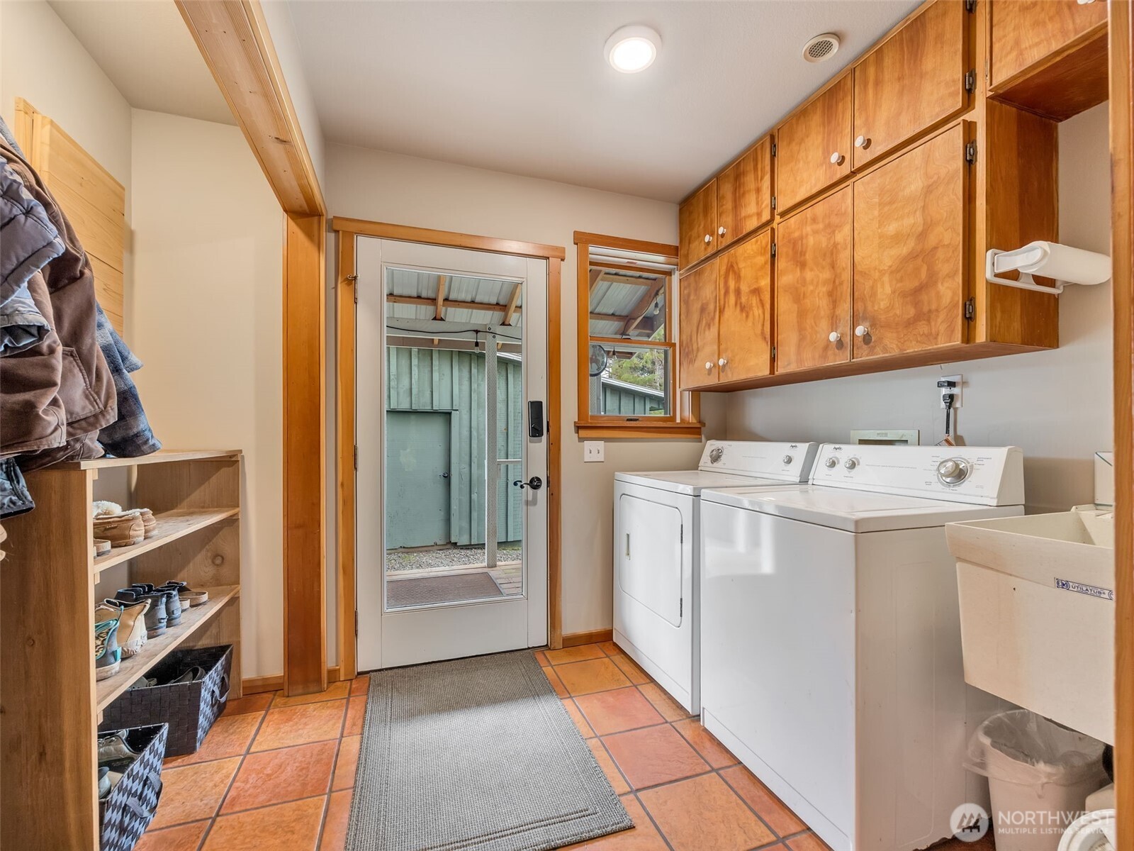 20003 Sandridge Road Long Beach, WA 98631 - Photo 23 of 39 a utility room with dryer and washer