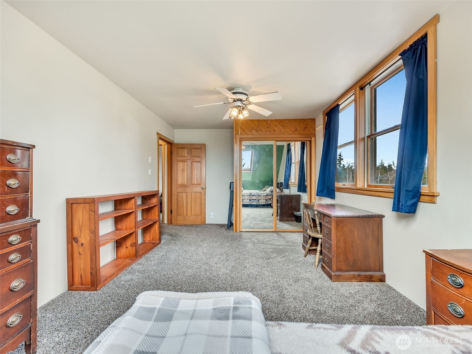 20003 Sandridge Road Long Beach, WA 98631 - Photo 38 of 39 a living room with furniture and window