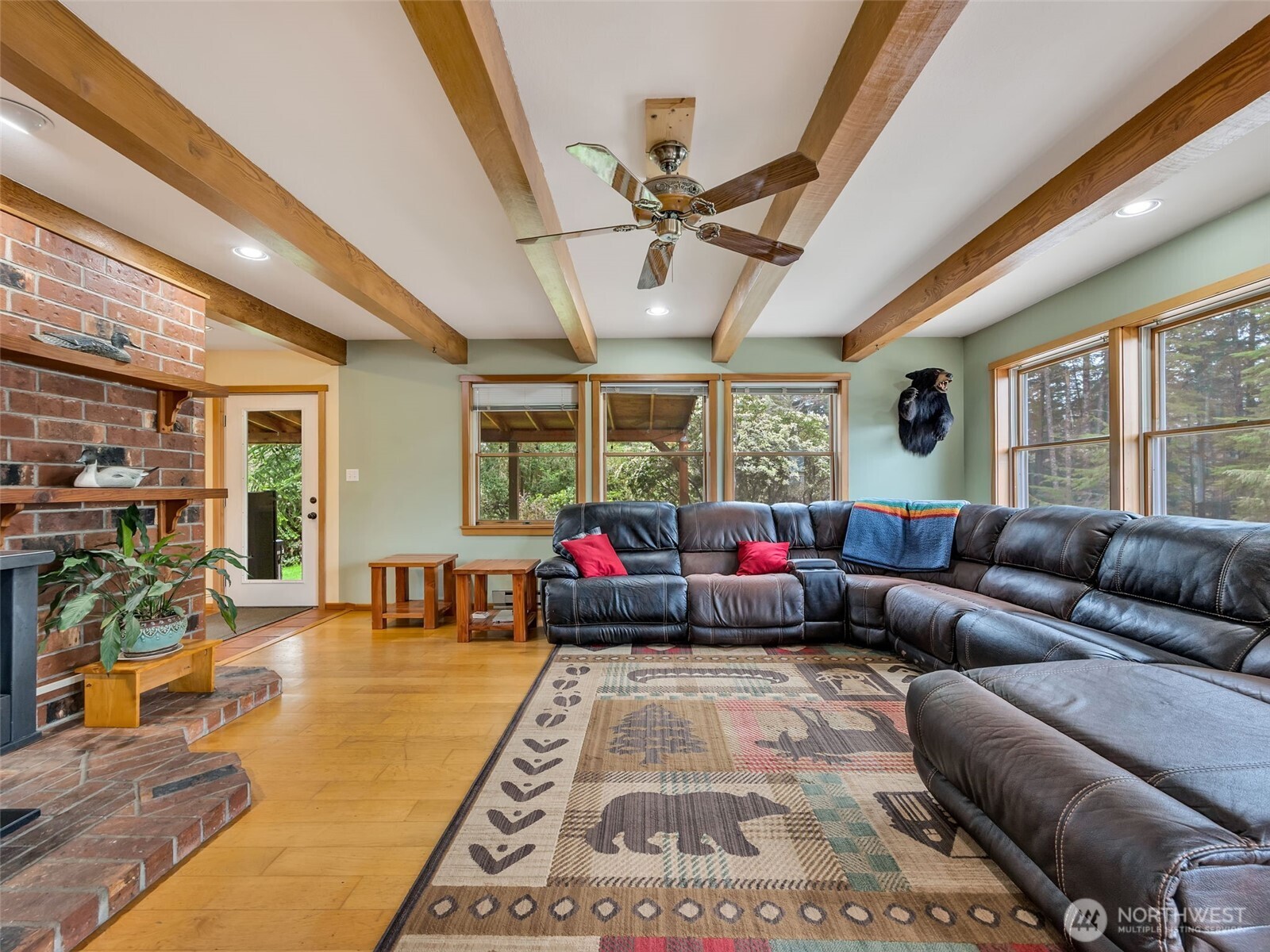 20003 Sandridge Road Long Beach, WA 98631 - Photo 10 of 39 a living room with furniture and a large window
