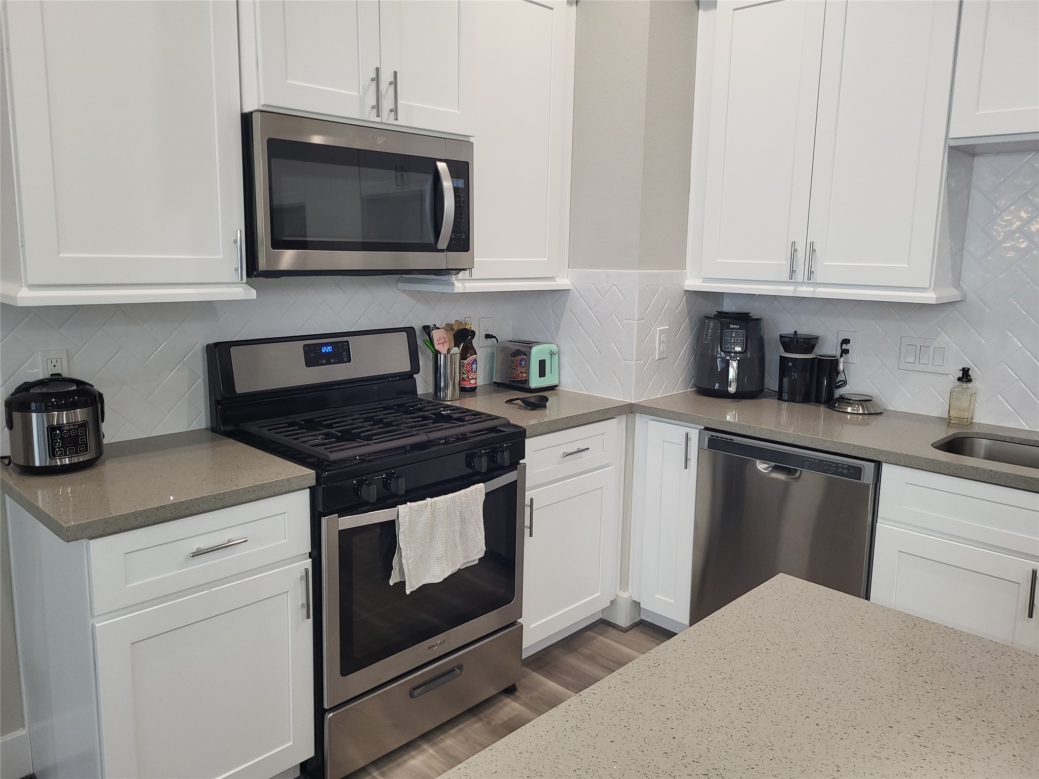 240 Julia Street, Unit A Houston, TX 77022 - Photo 13 of 36 Gas oven and range.