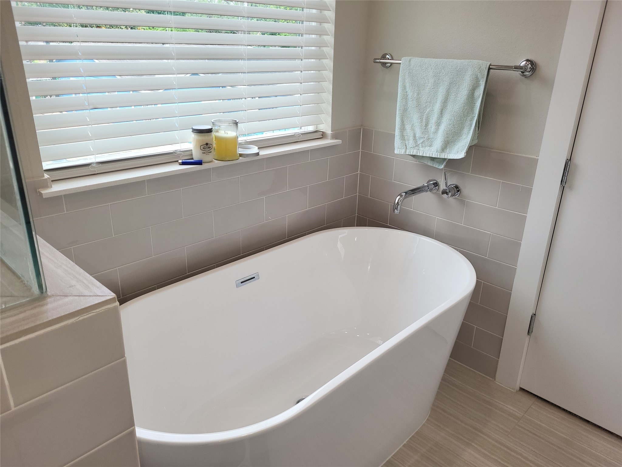 240 Julia Street, Unit A Houston, TX 77022 - Photo 24 of 36 A closer view of the soaking tub.