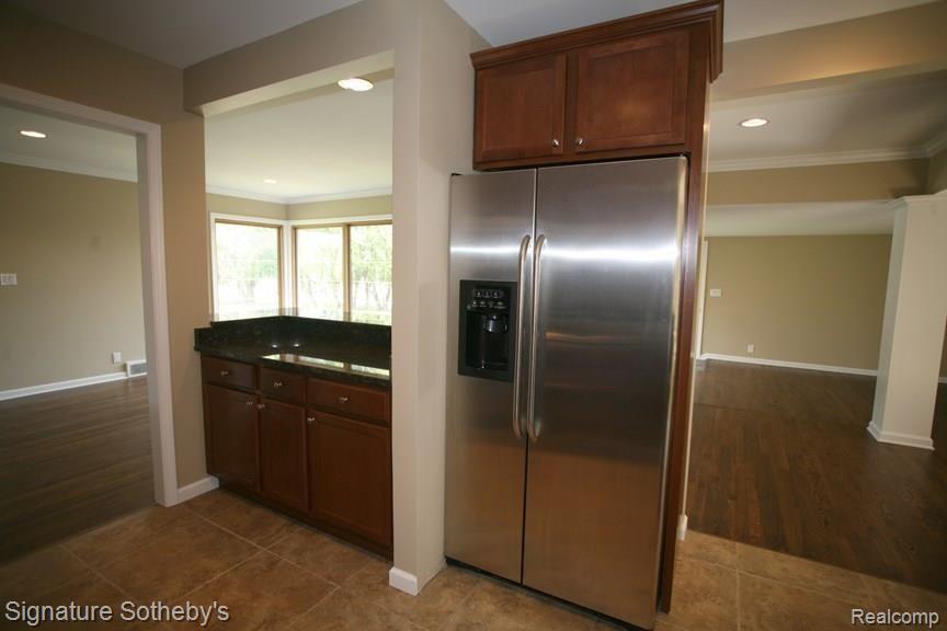 2550 Middlebelt Road West Bloomfield, MI 48324 - Photo 9 of 31 Gleaming appliances