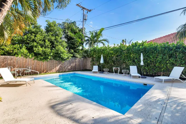 a view of a backyard