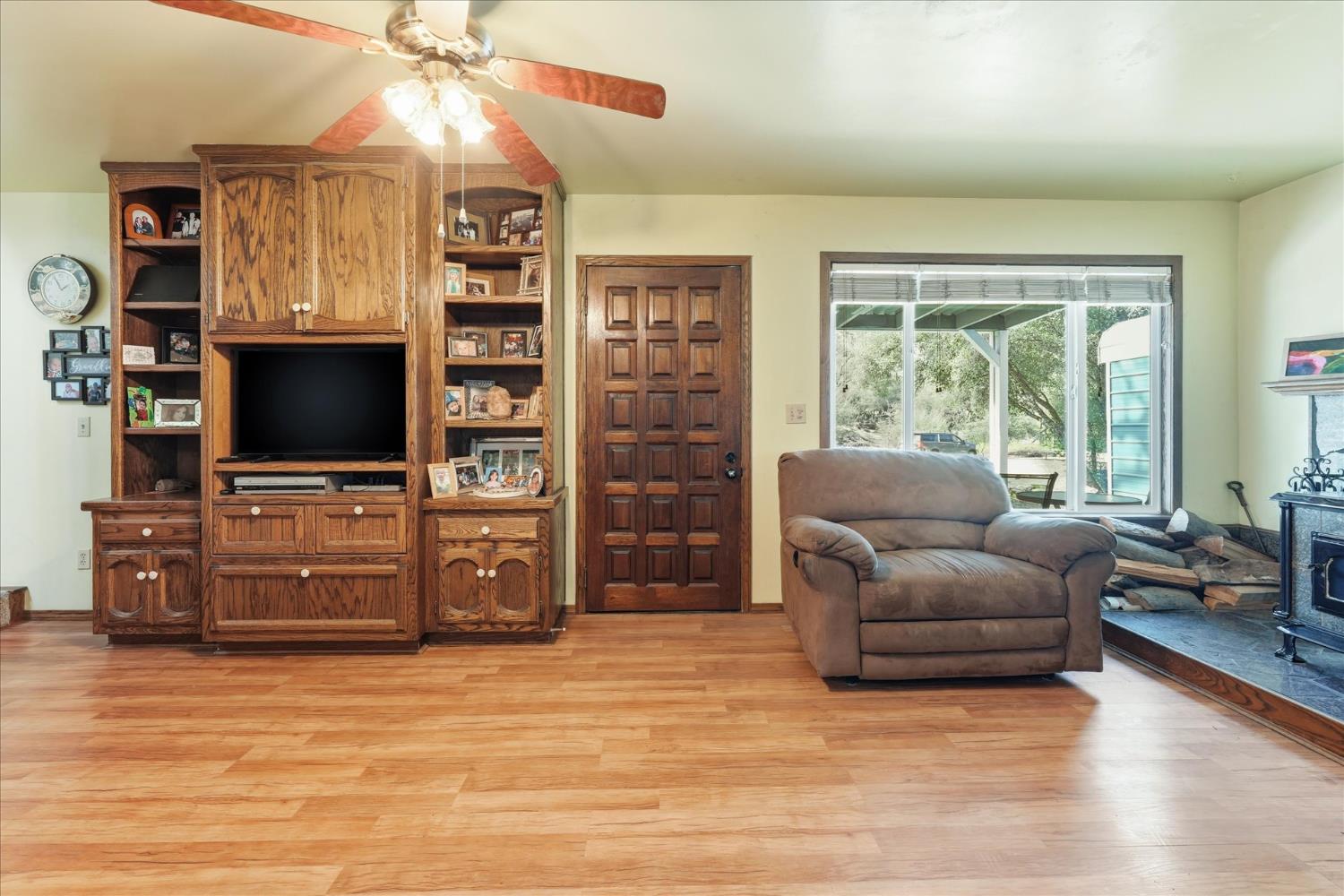31325 Delaware Road Coarsegold, CA 93614 - Photo 25 of 39 a living room with furniture and a flat screen tv