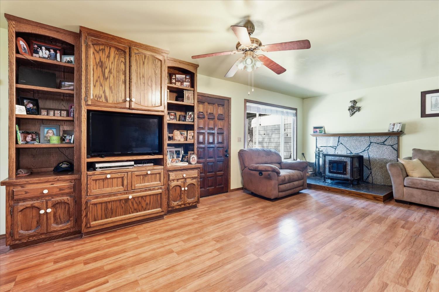 31325 Delaware Road Coarsegold, CA 93614 - Photo 26 of 39 a living room with furniture and a flat screen tv