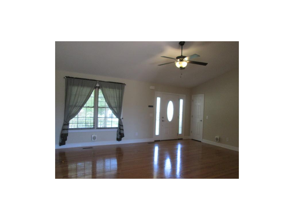 517 Ridgecrest Road Jonesborough, TN 37659 - Photo 3 of 22 Living Room