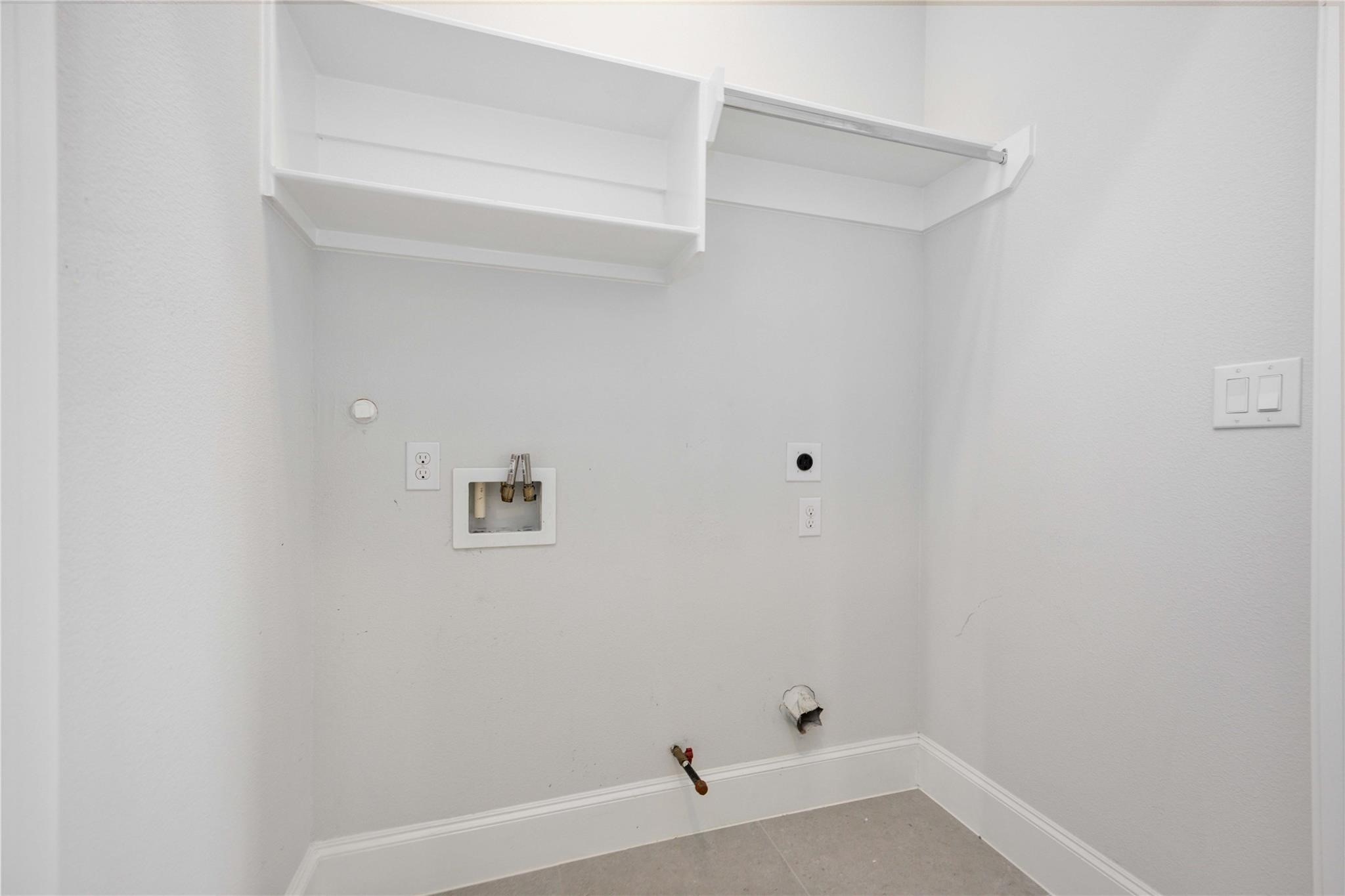 10919 Grove Tree Lane Houston, TX 77043 - Photo 24 of 43 a bathroom with a bathtub