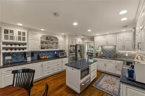 $1,095,000 | 8409 Ensley Place, Leawood, KS 66206