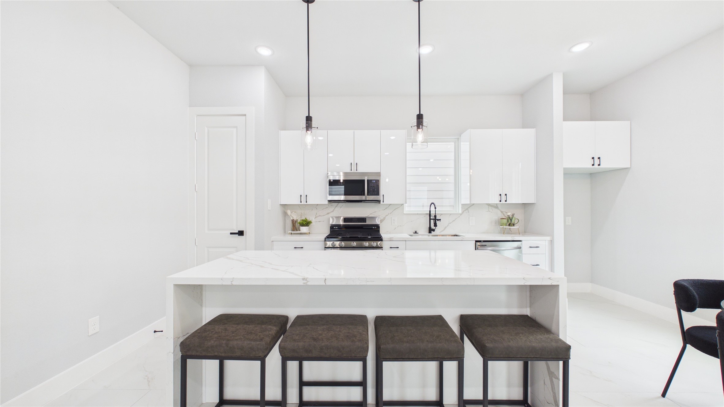 3748 Corder Street Houston, TX 77021 - Photo 7 of 31 Stunning quartz waterfall island