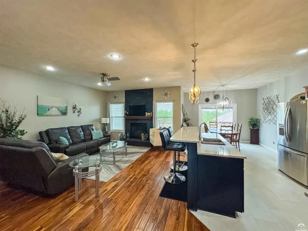 $479,000 | 216 Kisiwa Village Road, Hutchinson, KS 67502
