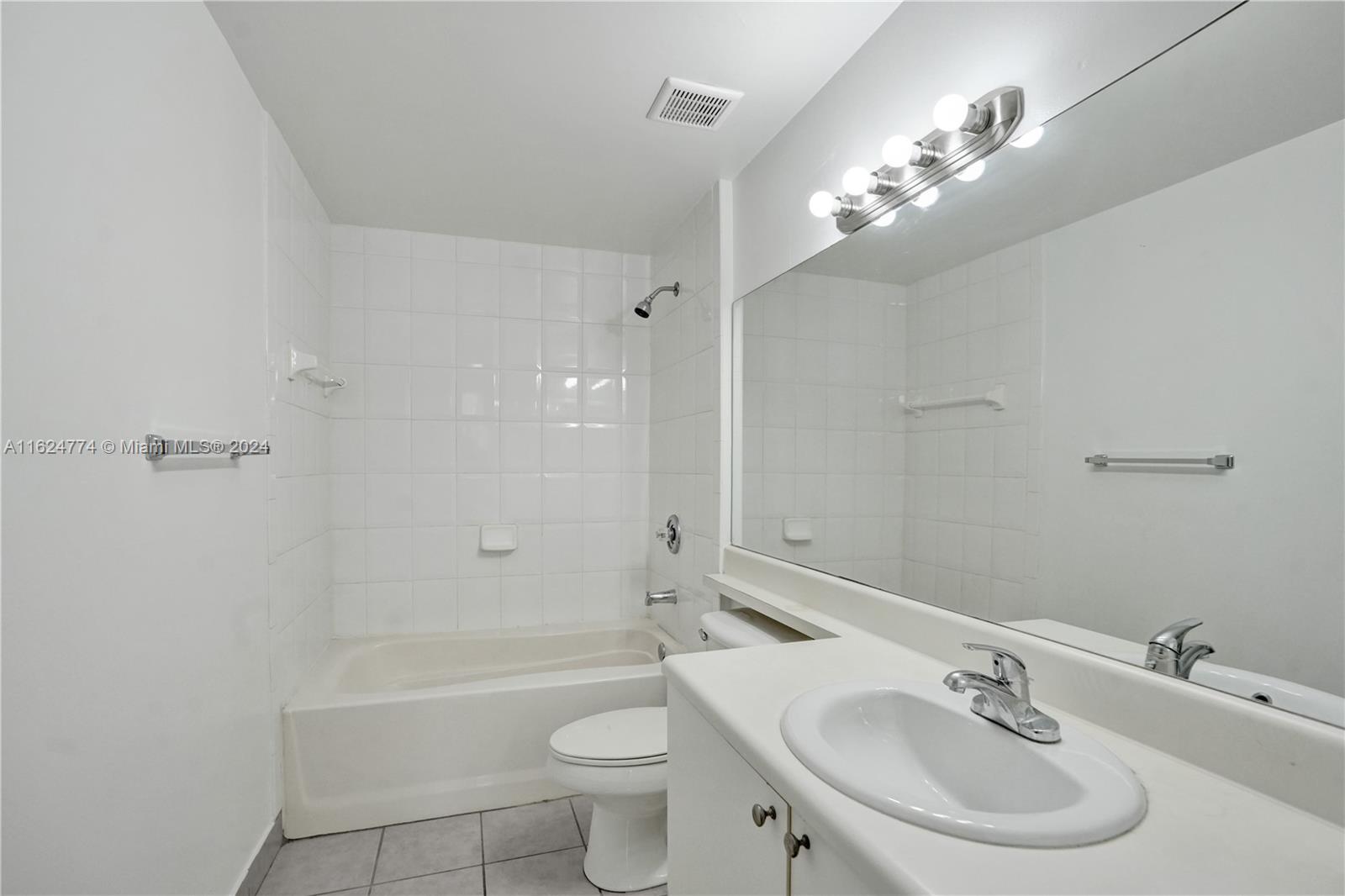8010 North Nob Hill Road, Unit 108 Tamarac, FL 33321 - Photo 15 of 35 Large bathroom