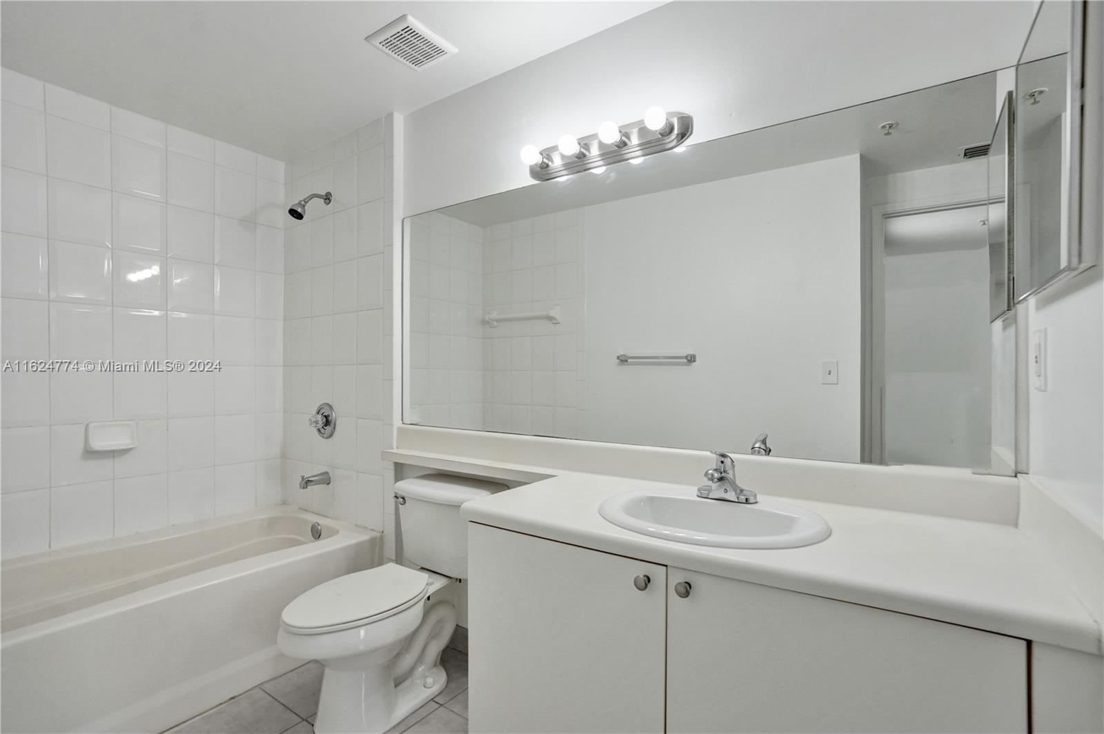 8010 North Nob Hill Road, Unit 108 Tamarac, FL 33321 - Photo 6 of 35 Large bathroom