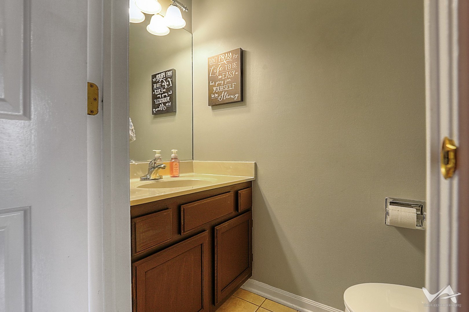 809 Arrowhead Lane St. Charles, IL 60174 - Photo 17 of 38 a bathroom with a sink a toilet and mirror