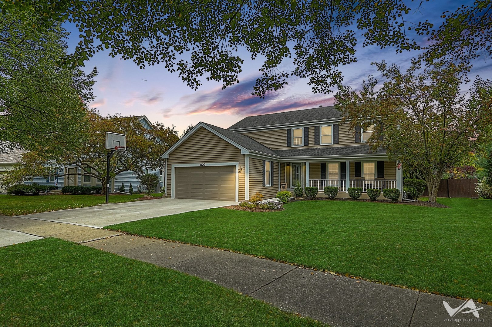 809 Arrowhead Lane St. Charles, IL 60174 - Photo 2 of 38 a front view of a house with a garden