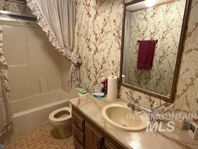 2934 East Little Basin Road King Hill, ID 83633 - Photo 18 of 29 Bathroom featuring shower / bath combination with curtain and vanity
