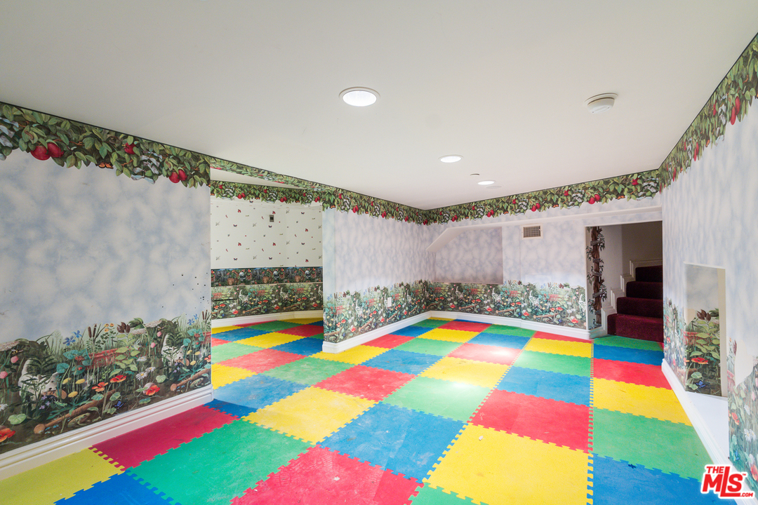 8570 Cole Crest Drive Los Angeles, CA 90046 - Photo 21 of 28