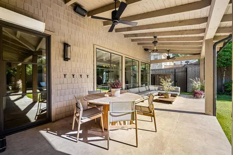 a table and chairs in front of building