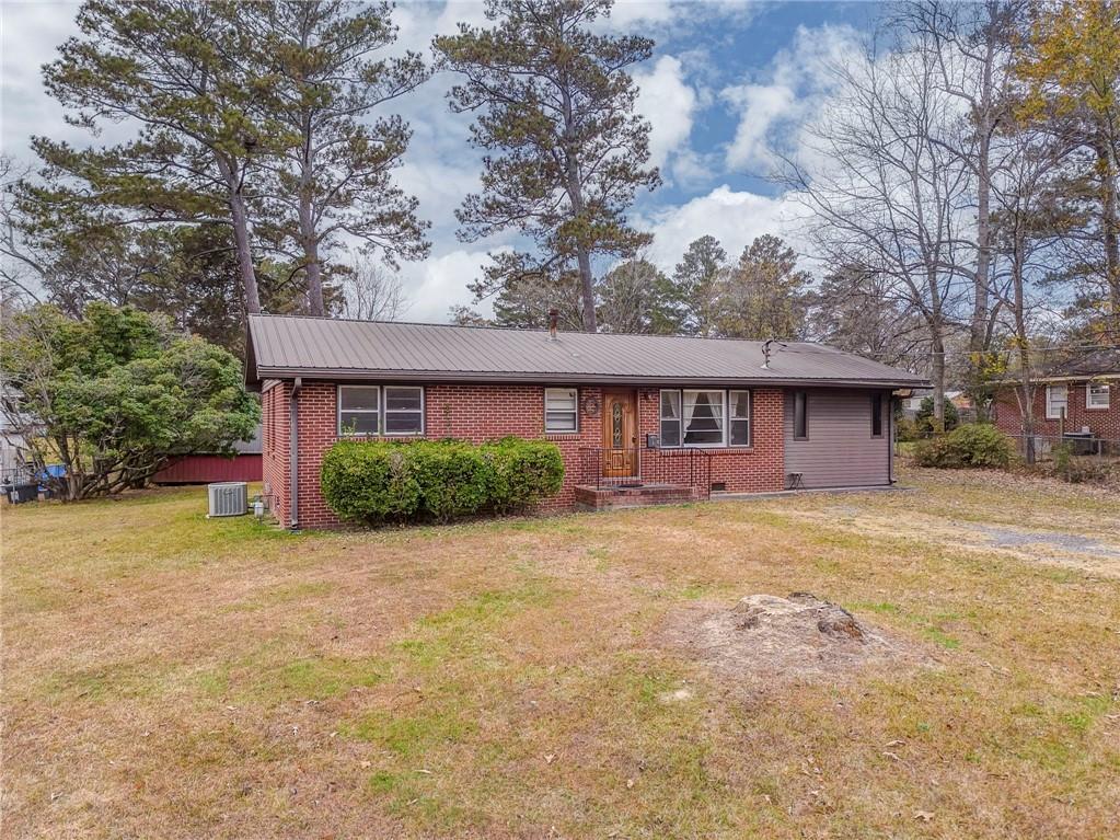 a view of a house with a yard