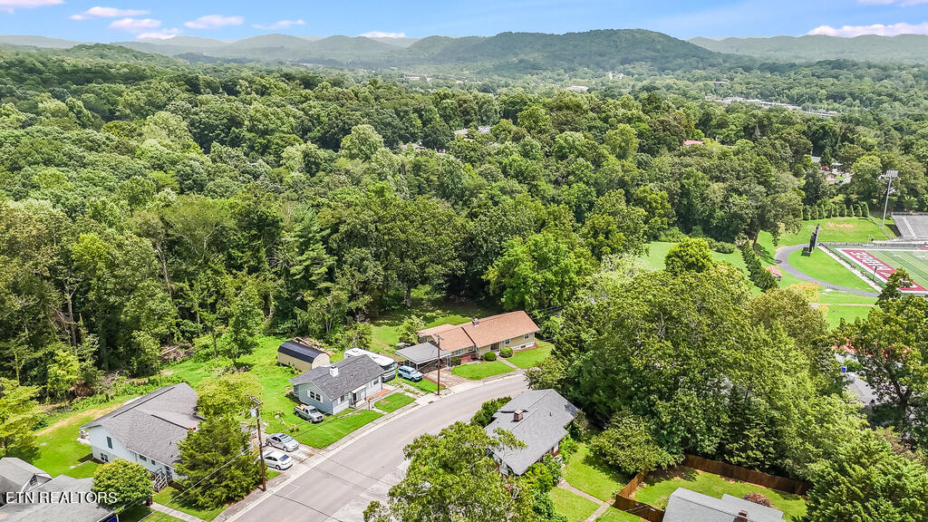 124 Kentucky Avenue Oak Ridge, TN 37830 - Photo 8 of 27 DJI_20240802141929_0027_D