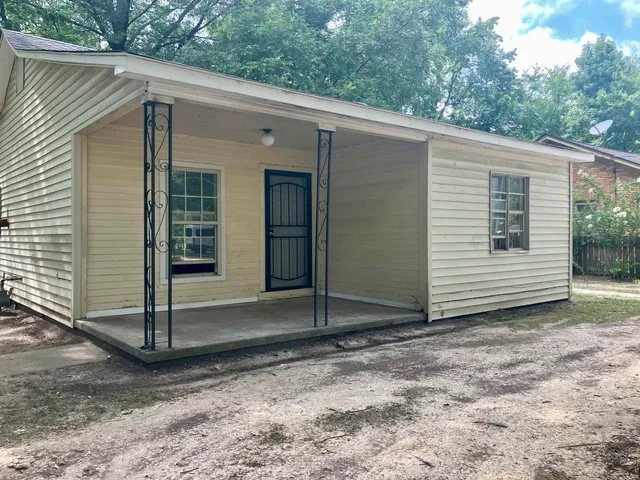 a view of a house with backyard