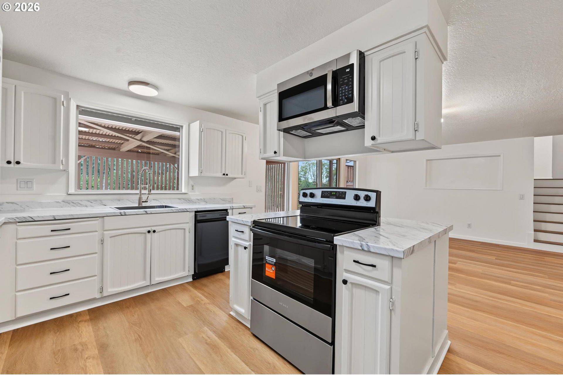17610 Southeast Sunnyside Road Damascus, OR 97089 - Photo 10 of 38 Kitchen