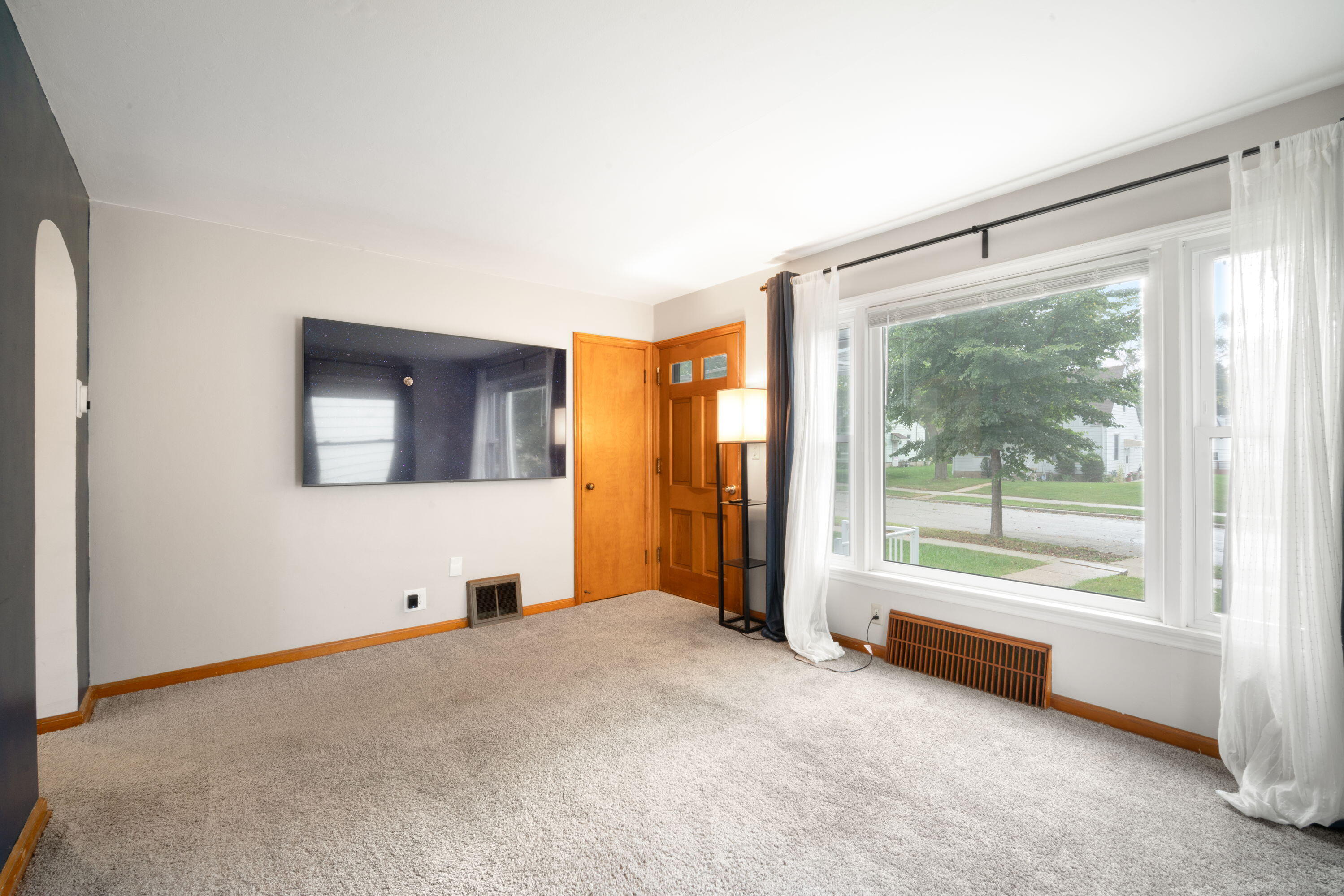 8123 West Townsend Street Milwaukee, WI 53222 - Photo 4 of 19 Living Room