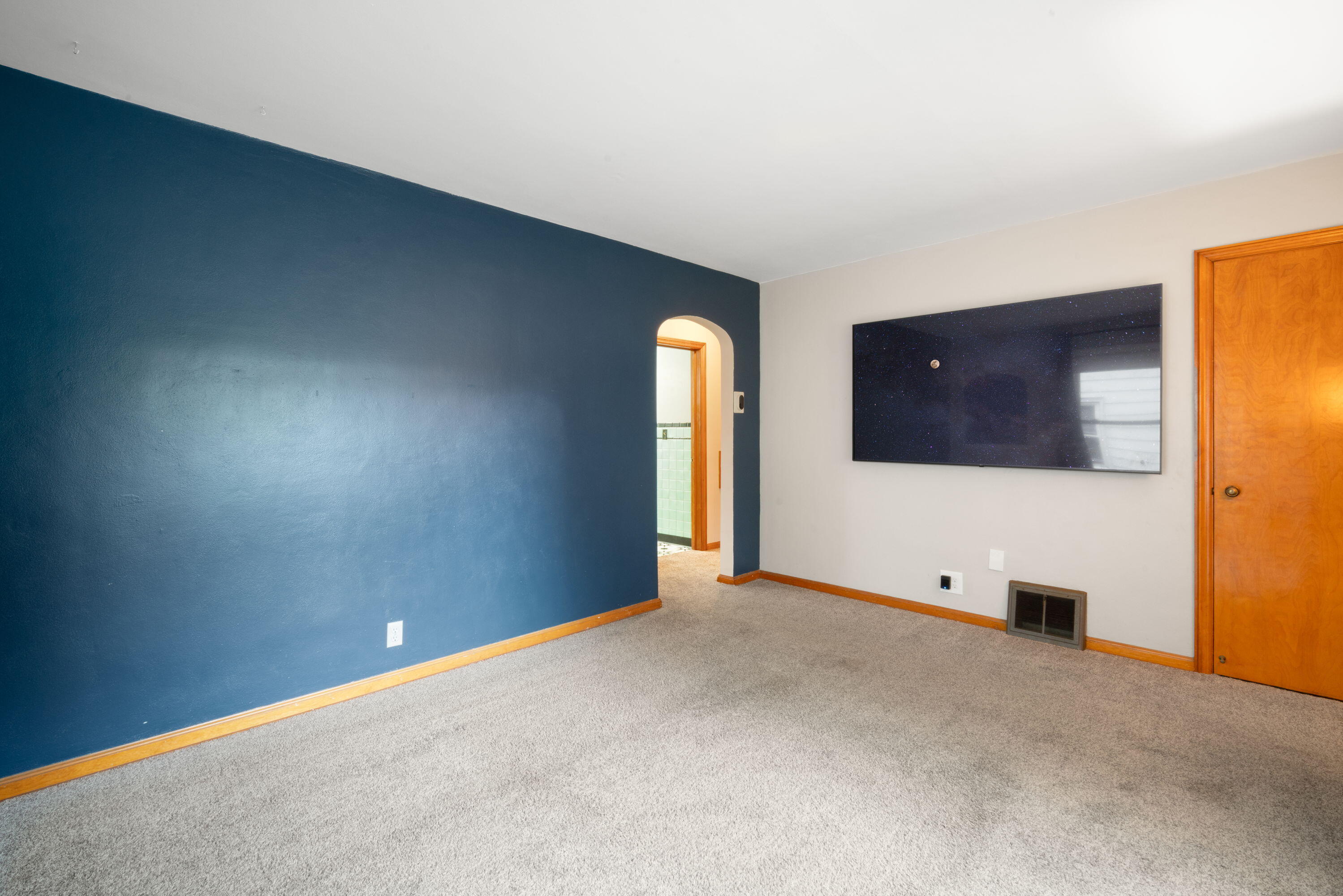 8123 West Townsend Street Milwaukee, WI 53222 - Photo 5 of 19 Living Room