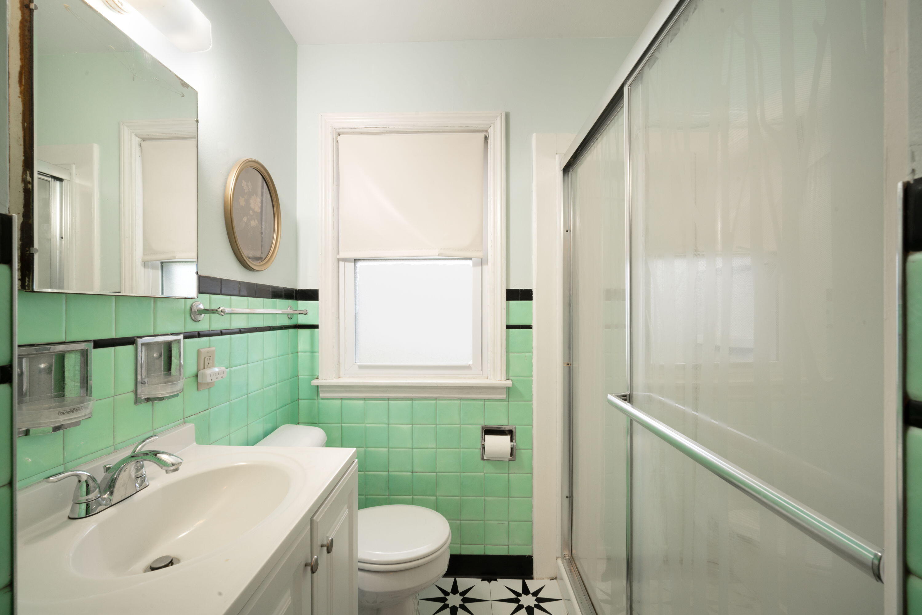 8123 West Townsend Street Milwaukee, WI 53222 - Photo 10 of 19 Bathroom