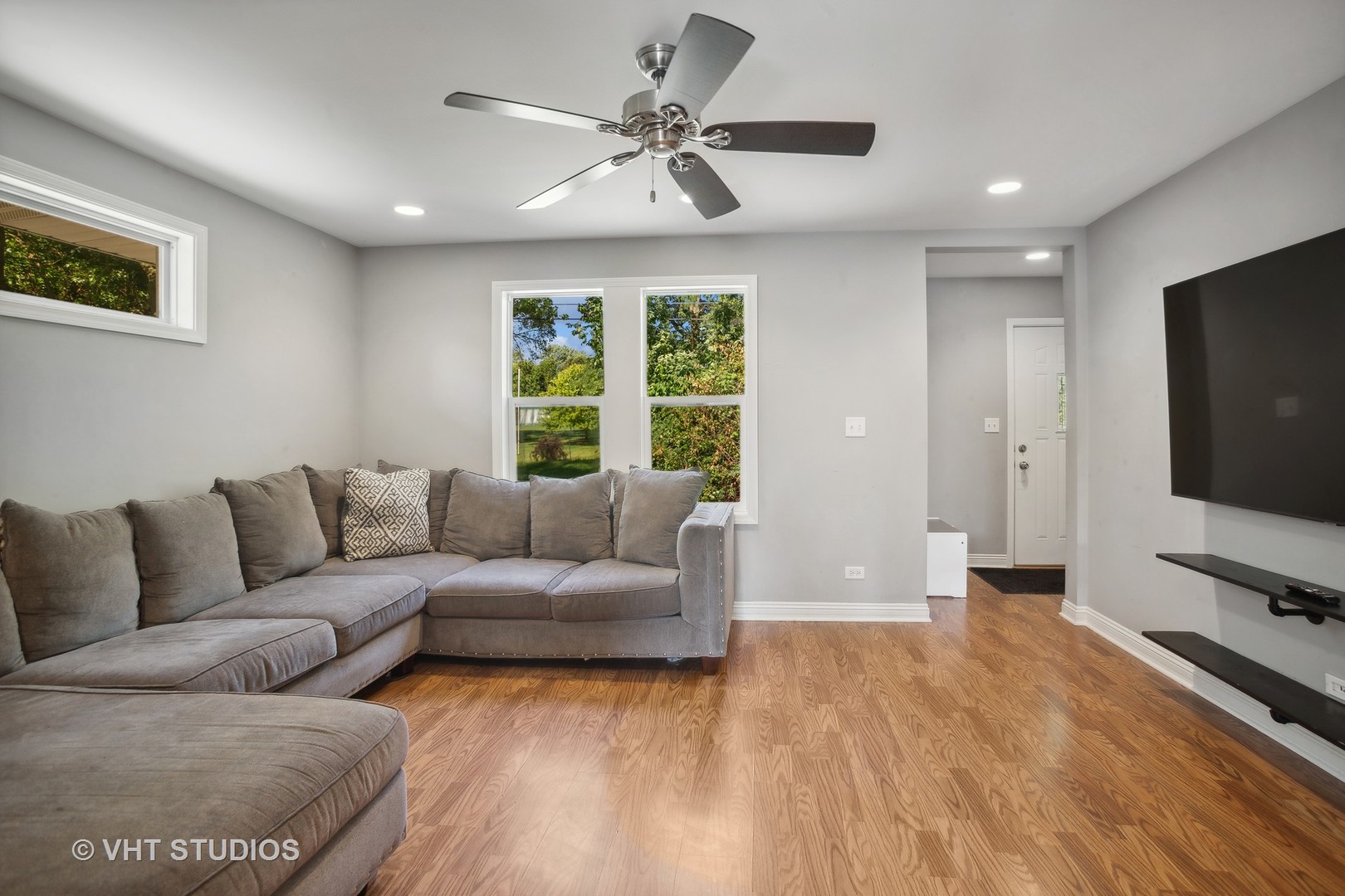 6N175 Virginia Road Roselle, IL 60172 - Photo 3 of 16 Gallery Image 3