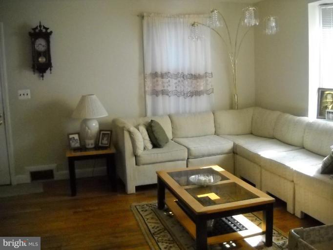4002 Brookhill Road Baltimore, MD 21215 - Photo 4 of 15 Living Room